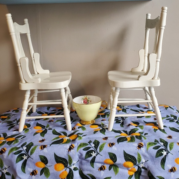 Vintage woooden doll chairs (2), cream colored, fair condition - Picture 5 of 6